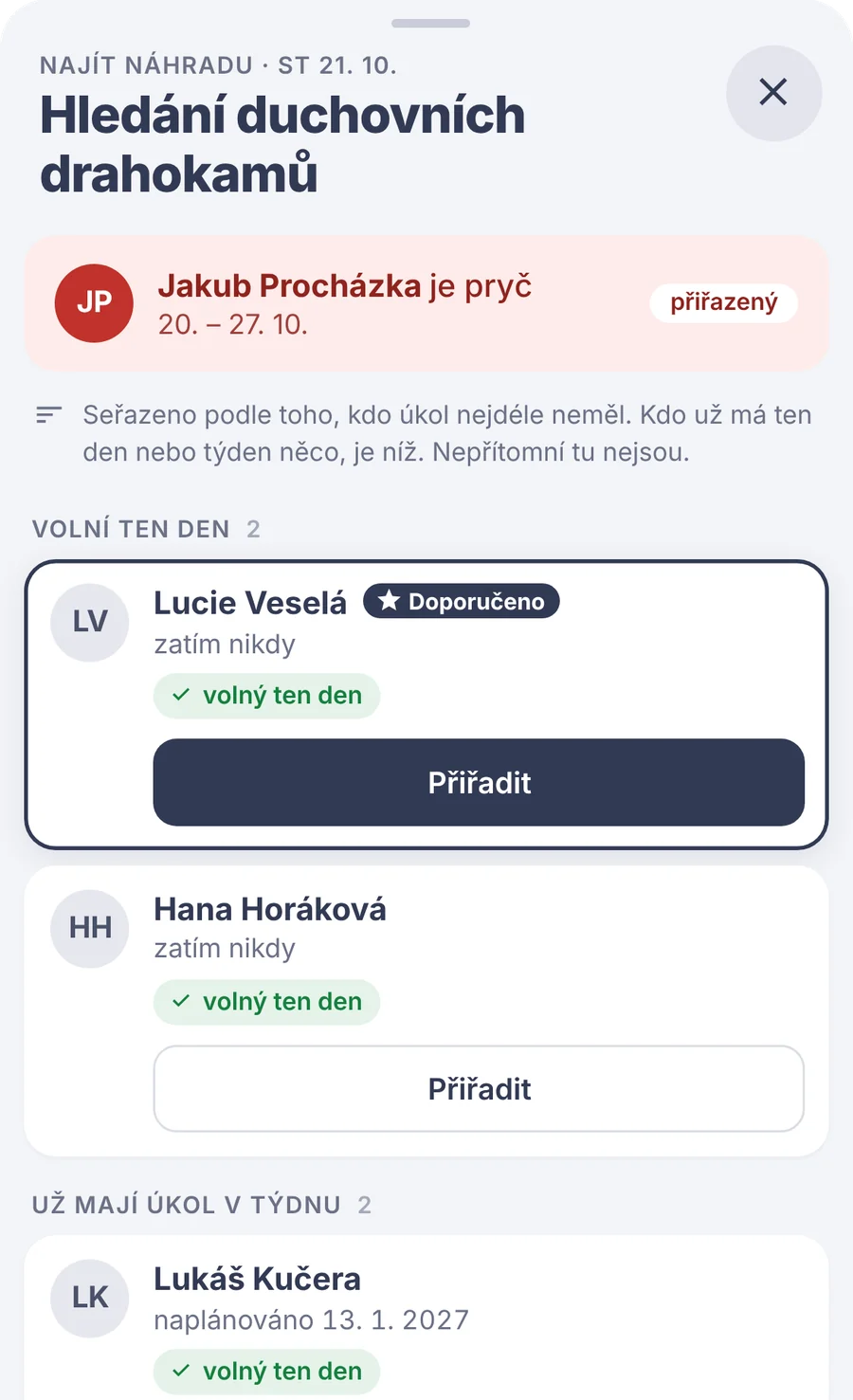 Výstřižek: Najít náhradu – doporučený člověk, který má ten den volno, s tlačítkem Přiřadit.